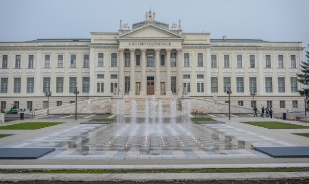 Szeged múzeumokat és színházakat zár be télre, lekapcsolják a díszvilágítást is