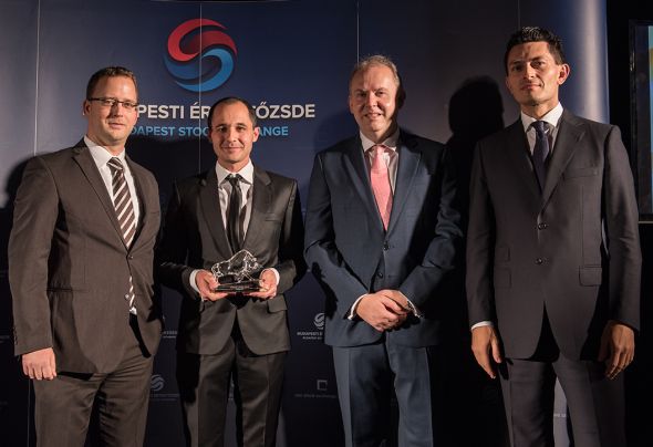 A Gazdasági Rádió főszerkesztője, Komáromi Balázs a díjjal (balról a második)