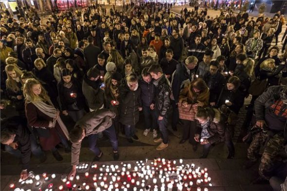 Megemlékezés a párizsi terrorcselekmények áldozatairól a Szent István-bazilikánál