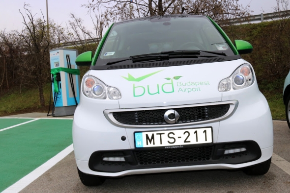 A Budapest Airport elektromos Smart szolgálati gépkocsija és az új töltőállomás