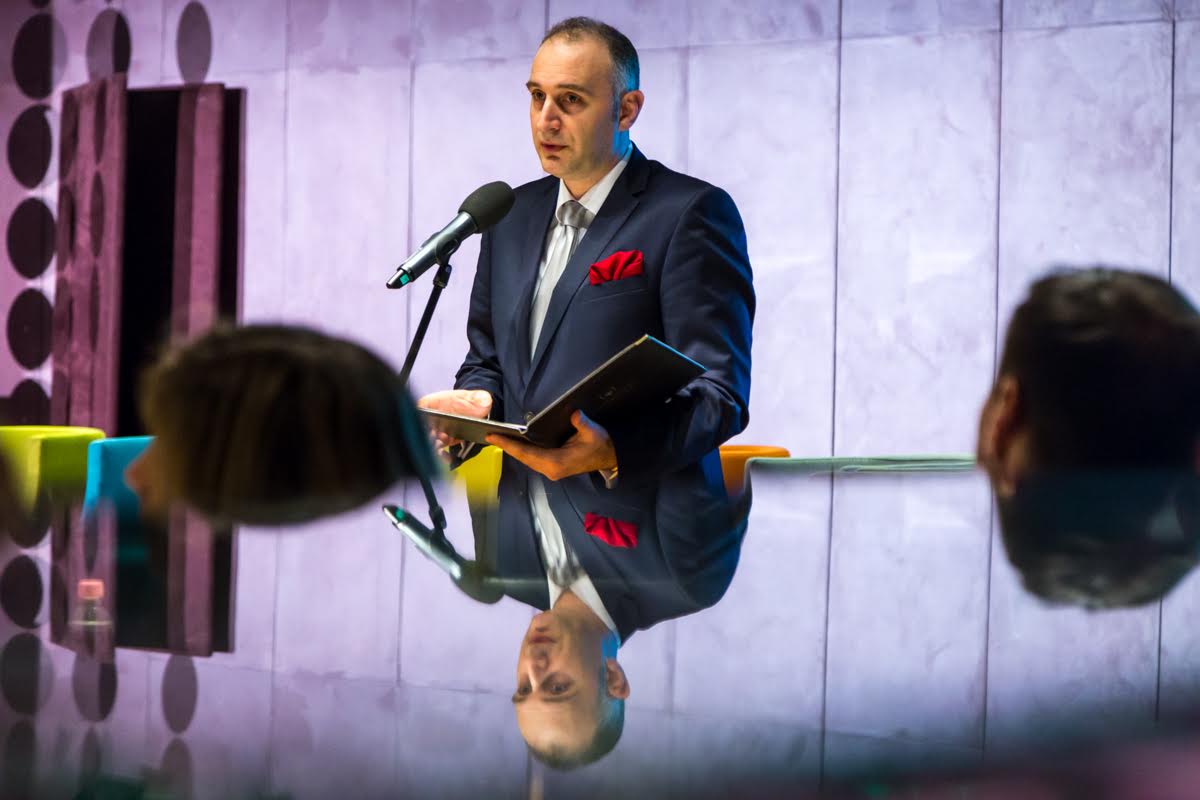 Az albán nagykövet prezentációját tartja a MÜPA Bohém éttermének különtermében
