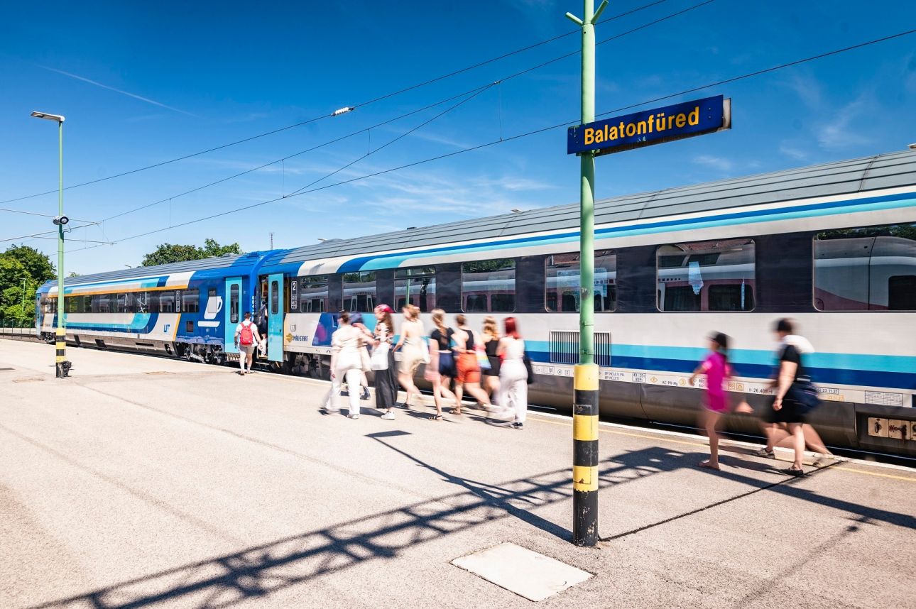 Gyorsabbak lesznek a vonatok a Balaton északi partján | Turizmus.com